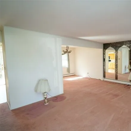 Image 2 - 8 Sycamore Lane, Commack, NY 11725, USA - House for sale
