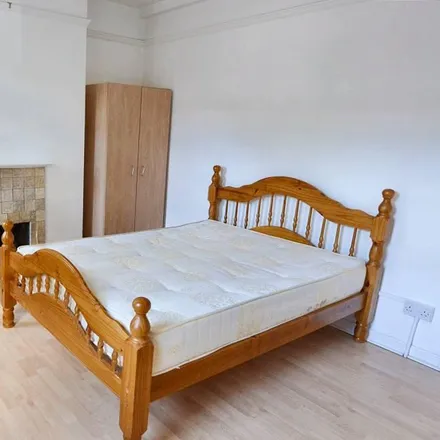 Rent this 2 bed apartment on Joscoyne House in Philpot Street, London