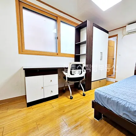 Rent this studio apartment on 서울특별시 관악구 신림동 246-31