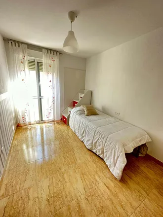 Rent this 4 bed room on Avenida de Madrid in 38, 04007 Almeria