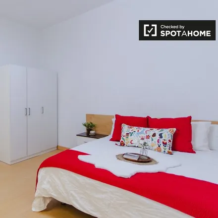 Rent this 8 bed room on Madrid in Colegio Sagrado Corazón, Calle de la Redondilla