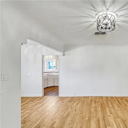 Image 3 - 17210 Kingsbury Street, Los Angeles, CA 91344, USA - House for sale