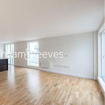 Rent this 2 bed apartment on Pump House Crescent in London, TW8 0HL
