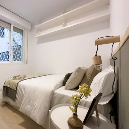 Rent this 3 bed room on Wings Mobile in Carrer d'Aribau, 225-227