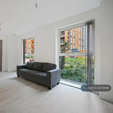Image 9 - Western Avenue, London, W3 7EL, United Kingdom - Apartment for rent