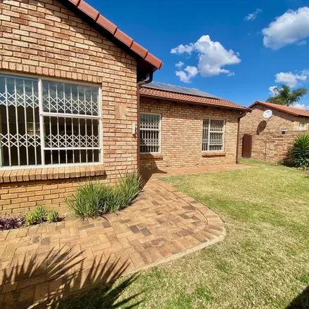 Image 6 - Dubloon Avenue, Wilgeheuwel, Roodepoort, 1734, South Africa - Townhouse for rent