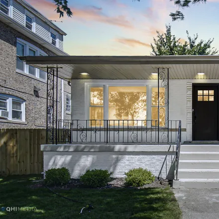 Image 2 - 9215 South Kingston Avenue, Chicago, IL 60617, USA - House for sale