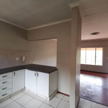 Image 6 - Boswell Avenue, Mondeor, Johannesburg, 2001, South Africa - Apartment for rent