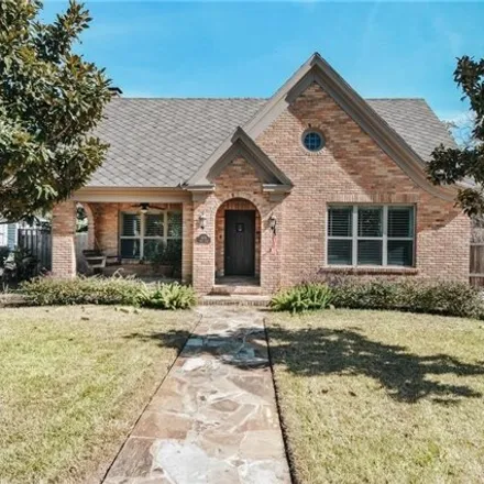 Buy this 2 bed house on 1442 North Glass Street in Victoria, TX 77901