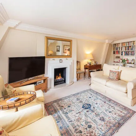 Buy this 3 bed house on Trafalgar Gardens in 5-12 South End Row, London
