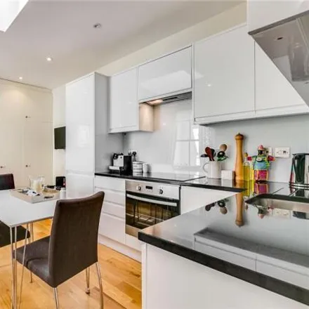 Image 3 - 8 Observatory Gardens, London, W8 7HY, United Kingdom - Apartment for sale