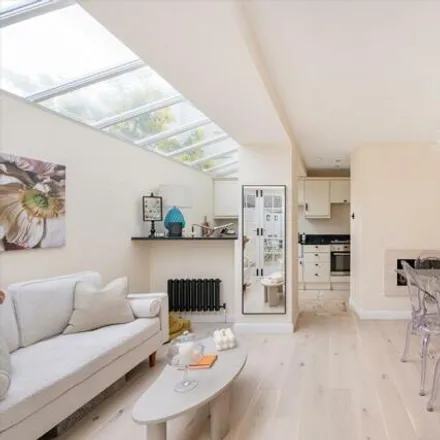 Image 7 - 10 Holly Berry Lane, London, NW3 6QT, United Kingdom - House for sale