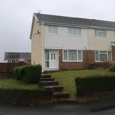 Buy this 3 bed duplex on Shannon Close in Pontllanfraith, NP12 2FW