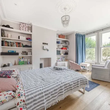 Rent this 3 bed apartment on 166 Windmill Road in London, W5 4BT