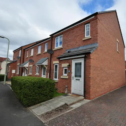 Rent this 3 bed house on Roundthorn Close in Oldbury, WV16 5AW