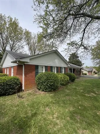 Buy this 3 bed house on 2075 Cardinal Drive in Danville, KY 40422