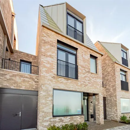 Rent this 3 bed townhouse on Coton Path in Cambridge, CB3 0GT