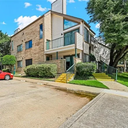 Buy this 2 bed condo on 2305 Balsam Drive in Arlington, TX 76006