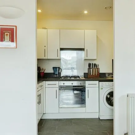 Image 5 - Ide Mansions, 518 Cable Street, Ratcliffe, London, E1W 3AF, United Kingdom - Apartment for sale
