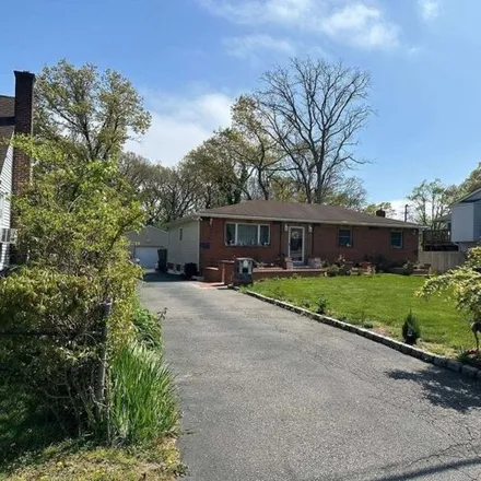 Image 1 - 94 Erlanger Blvd, North Babylon, New York, 11703 - House for sale