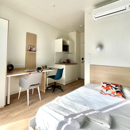 Rent this 9 bed apartment on Anitex in Rua Nova do Rio, 4200-323 Porto
