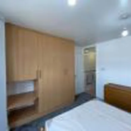 Image 5 - 89 Granville Road, London, SW18 5SF, United Kingdom - Apartment for rent