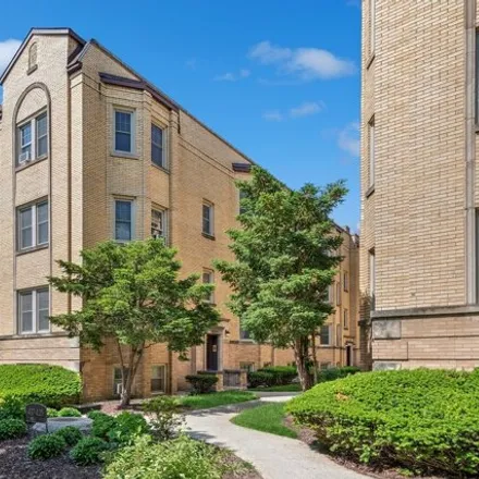 Buy this 1 bed condo on South Maple Avenue in Oak Park, IL 60304