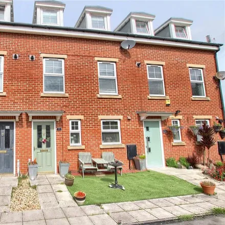 Rent this 3 bed townhouse on Richmond Place in Thornaby-on-Tees, TS17 9EJ
