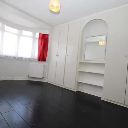 Rent this 3 bed townhouse on Glebe Avenue in Queensbury, London