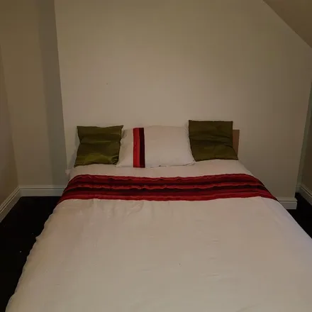 Rent this 4 bed apartment on College Walk in Leicester, LE2 0QR