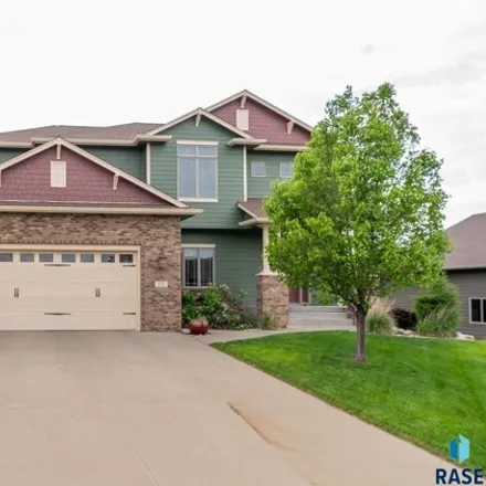 Buy this 5 bed house on 1201 South Tayberry Avenue in Sioux Falls, SD 57106