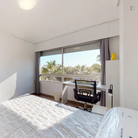 Rent this 5 bed room on Avinguda Al Vedat in 80, 46900 Torrent