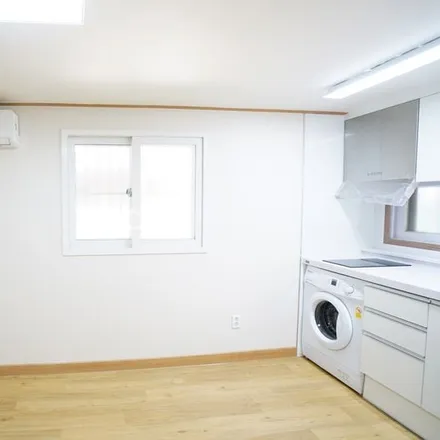 Rent this studio apartment on 서울특별시 송파구 삼전동 66-13