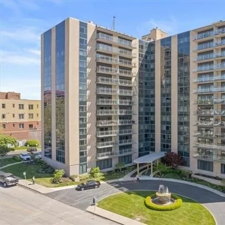 Buy this 1 bed condo on Parkway Towers in 4545 Wornall Road, Kansas City