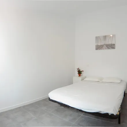 Rent this 6 bed room on Madrid in Centro Europeo de Estudios Profesionales, Paseo de Extremadura