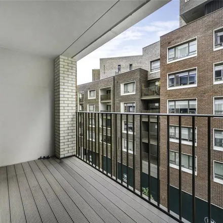 Image 4 - South Garden Point, Sayer Street, London, SE17 1FE, United Kingdom - Apartment for rent