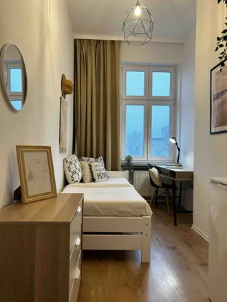 Rent this 7 bed room on Aleja Grunwaldzka 135A in 80-264 Gdańsk, Poland