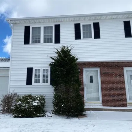 Rent this 3 bed townhouse on 128 Hagen Cir Drive in City of Oneida, NY 13421