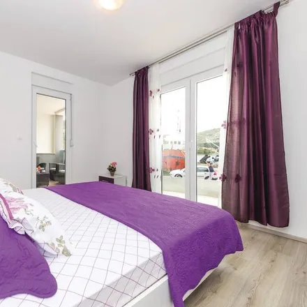 Rent this 2 bed apartment on 21226 Vinišće