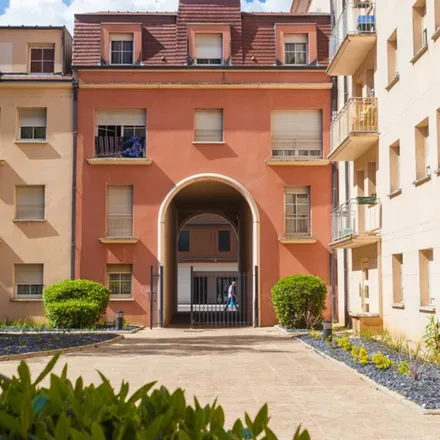 Rent this 3 bed apartment on 14 Rue du Rempart Tivoli in 21000 Dijon, France
