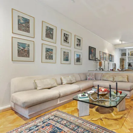 Image 2 - 5 Ennismore Gardens Mews, London, SW7 1HY, United Kingdom - Townhouse for sale