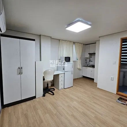 Rent this studio apartment on 서울특별시 관악구 신림동 231-21