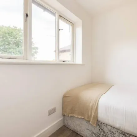 Rent this 1 bed apartment on Exeter Way in London, SE14 6AY