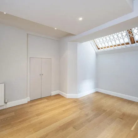 Rent this 1 bed apartment on Rosslyn Hill Dental Practise in 18 Rosslyn Hill, London