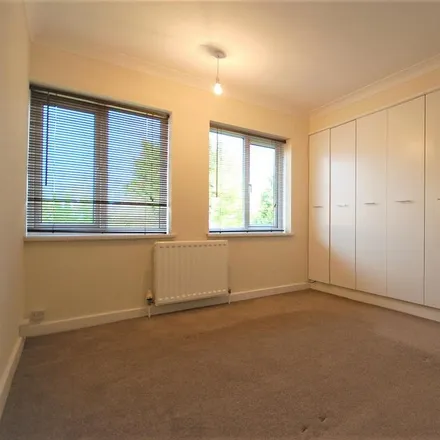 Image 2 - Selby Chase, London, HA4 9AX, United Kingdom - Townhouse for rent