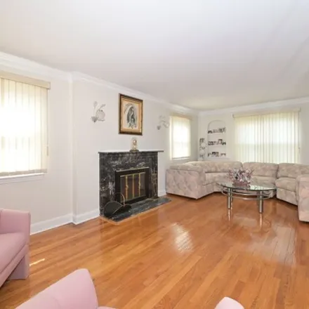 Image 5 - 217-39 Peck Avenue, New York, NY 11427, USA - House for sale