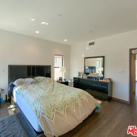 Image 6 - 18725 Redwing Street, Los Angeles, CA 91356, USA - Townhouse for sale