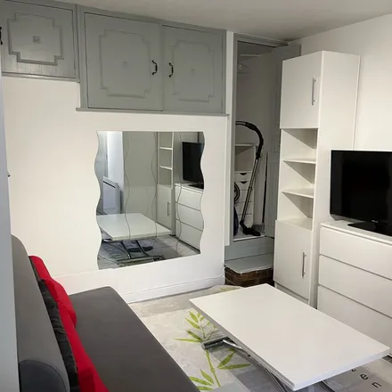Rent this 1 bed apartment on Place du Château in 1 Rue des Plantes, 78600 Maisons-Laffitte