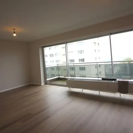 Rent this 3 bed apartment on Parc Schuman - Schumanpark in Rue Théodore De Cuyper - Théodore De Cuyperstraat, 1200 Woluwe-Saint-Lambert - Sint-Lambrechts-Woluwe