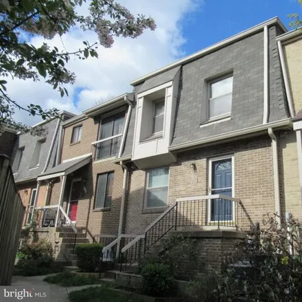 Rent this 3 bed townhouse on Sunoco in North Quaker Lane, Alexandria